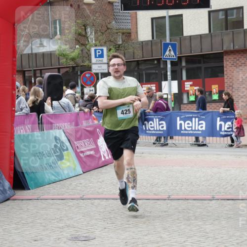 10.05.2026 - 8. Wedeler Halbmarathon Yannick Fuchs http://msf.ph/oto/9725568 10.05.2026 11:38:32 Ziel 425, 688, 765 meine-sportfotos.de
