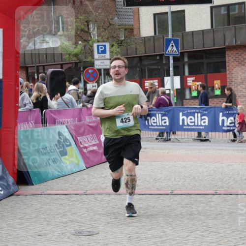 10.05.2026 - 8. Wedeler Halbmarathon Yannick Fuchs http://msf.ph/oto/9725572 10.05.2026 11:38:32 Ziel 425, 688, 765 meine-sportfotos.de