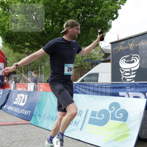 10.05.2026 - 8. Wedeler Halbmarathon Yannick Fuchs http://msf.ph/oto/9725596 10.05.2026 12:07:07 Ziel 288 meine-sportfotos.de