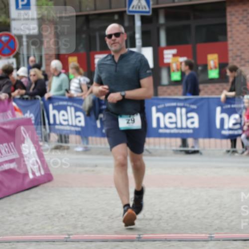 10.05.2026 - 8. Wedeler Halbmarathon Yannick Fuchs http://msf.ph/oto/9725668 10.05.2026 11:38:39 Ziel 29, 225, 911 meine-sportfotos.de