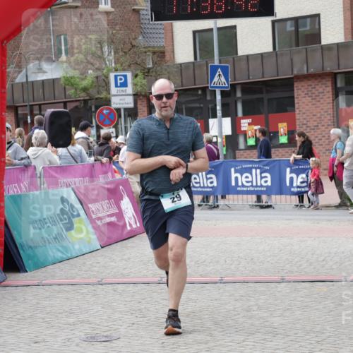 10.05.2026 - 8. Wedeler Halbmarathon Yannick Fuchs http://msf.ph/oto/9725686 10.05.2026 11:38:40 Ziel 29, 225, 911 meine-sportfotos.de