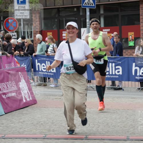 10.05.2026 - 8. Wedeler Halbmarathon Yannick Fuchs http://msf.ph/oto/9725736 10.05.2026 11:38:44 Ziel 29, 214, 225, 625, 911 meine-sportfotos.de