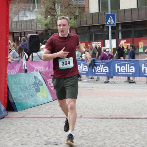 10.05.2026 - 8. Wedeler Halbmarathon Yannick Fuchs http://msf.ph/oto/9725807 10.05.2026 11:38:50 Ziel 214, 354, 625 meine-sportfotos.de