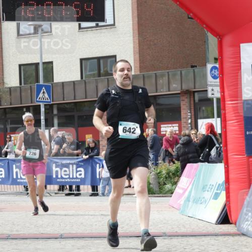 10.05.2026 - 8. Wedeler Halbmarathon Yannick Fuchs http://msf.ph/oto/9725845 10.05.2026 12:07:52 Ziel 475, 642, 726, 2185 meine-sportfotos.de