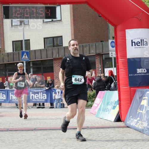 10.05.2026 - 8. Wedeler Halbmarathon Yannick Fuchs http://msf.ph/oto/9725851 10.05.2026 12:07:52 Ziel 475, 642, 726, 2185 meine-sportfotos.de