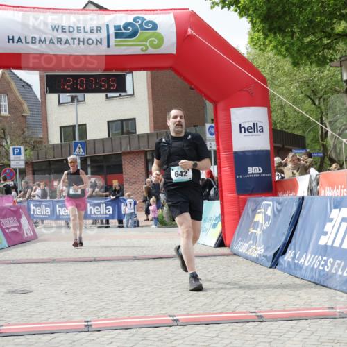 10.05.2026 - 8. Wedeler Halbmarathon Yannick Fuchs http://msf.ph/oto/9725863 10.05.2026 12:07:53 Ziel 475, 642, 726, 2185 meine-sportfotos.de
