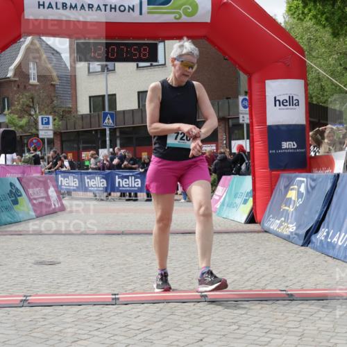 10.05.2026 - 8. Wedeler Halbmarathon Yannick Fuchs http://msf.ph/oto/9725897 10.05.2026 12:07:56 Ziel 642, 726 meine-sportfotos.de