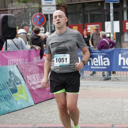 10.05.2026 - 8. Wedeler Halbmarathon Yannick Fuchs http://msf.ph/oto/9725923 10.05.2026 11:38:59 Ziel 13, 121, 1051 meine-sportfotos.de