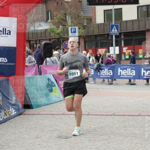 10.05.2026 - 8. Wedeler Halbmarathon Yannick Fuchs http://msf.ph/oto/9725931 10.05.2026 11:39:00 Ziel 13, 121, 392, 1051 meine-sportfotos.de