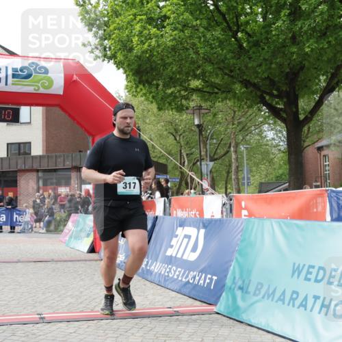10.05.2026 - 8. Wedeler Halbmarathon Yannick Fuchs http://msf.ph/oto/9725938 10.05.2026 12:08:09 Ziel 317 meine-sportfotos.de