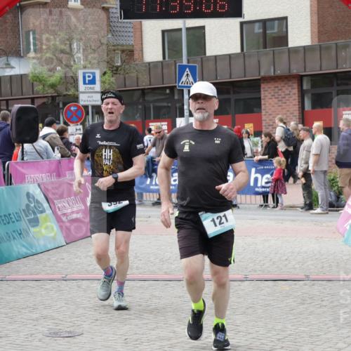 10.05.2026 - 8. Wedeler Halbmarathon Yannick Fuchs http://msf.ph/oto/9726003 10.05.2026 11:39:05 Ziel 121, 392, 1051, 2097, 2113 meine-sportfotos.de