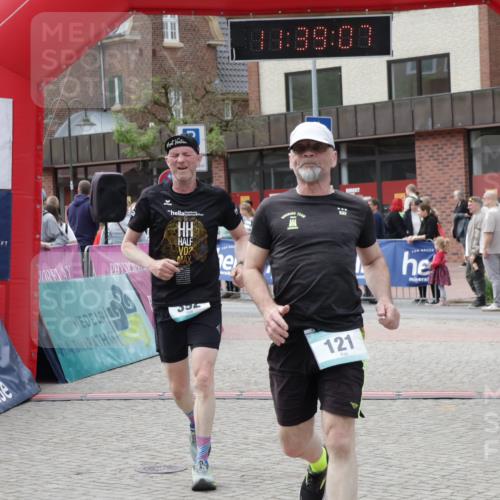 10.05.2026 - 8. Wedeler Halbmarathon Yannick Fuchs http://msf.ph/oto/9726010 10.05.2026 11:39:05 Ziel 121, 392, 1051, 2097, 2113 meine-sportfotos.de