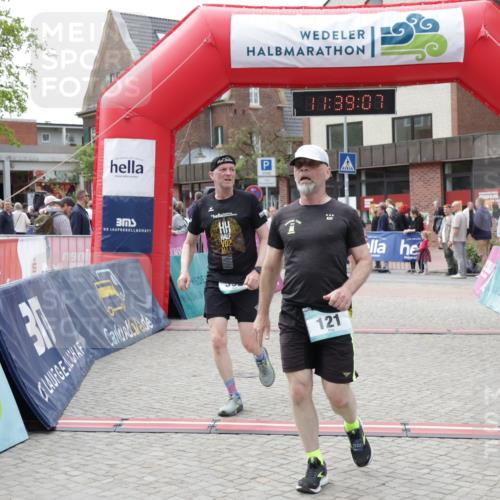 10.05.2026 - 8. Wedeler Halbmarathon Yannick Fuchs http://msf.ph/oto/9726023 10.05.2026 11:39:06 Ziel 121, 392, 2097, 2113 meine-sportfotos.de