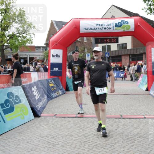 10.05.2026 - 8. Wedeler Halbmarathon Yannick Fuchs http://msf.ph/oto/9726027 10.05.2026 11:39:06 Ziel 121, 392, 2097, 2113 meine-sportfotos.de
