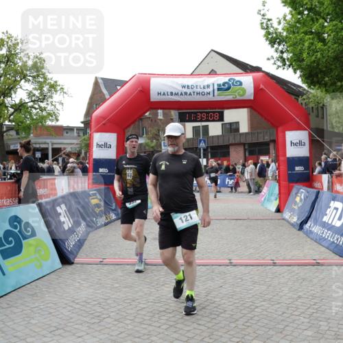 10.05.2026 - 8. Wedeler Halbmarathon Yannick Fuchs http://msf.ph/oto/9726036 10.05.2026 11:39:06 Ziel 121, 392, 2097, 2113 meine-sportfotos.de