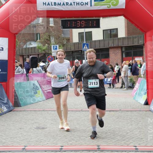 10.05.2026 - 8. Wedeler Halbmarathon Yannick Fuchs http://msf.ph/oto/9726081 10.05.2026 11:39:10 Ziel 392, 2097, 2104, 2113 meine-sportfotos.de