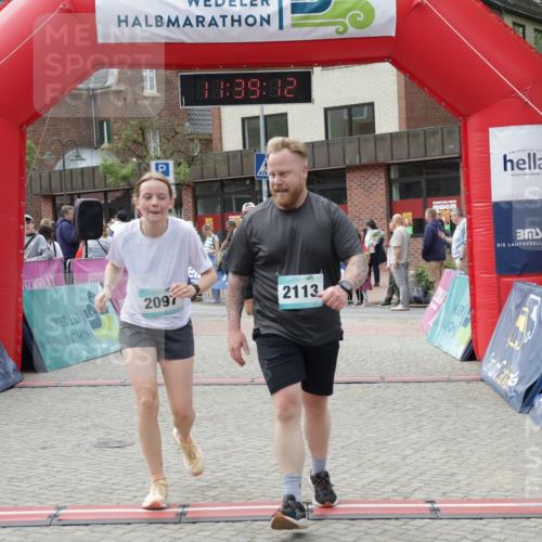 10.05.2026 - 8. Wedeler Halbmarathon Yannick Fuchs http://msf.ph/oto/9726097 10.05.2026 11:39:10 Ziel 392, 2097, 2104, 2113 meine-sportfotos.de