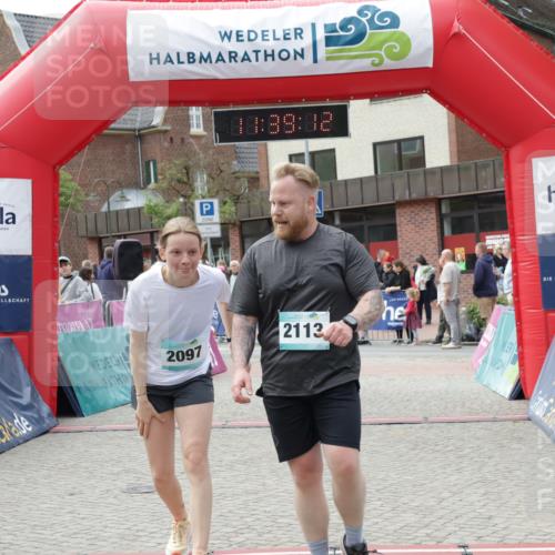 10.05.2026 - 8. Wedeler Halbmarathon Yannick Fuchs http://msf.ph/oto/9726105 10.05.2026 11:39:11 Ziel 2097, 2104, 2113 meine-sportfotos.de
