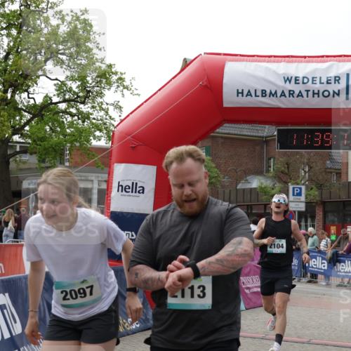 10.05.2026 - 8. Wedeler Halbmarathon Yannick Fuchs http://msf.ph/oto/9726115 10.05.2026 11:39:12 Ziel 2097, 2104, 2113 meine-sportfotos.de