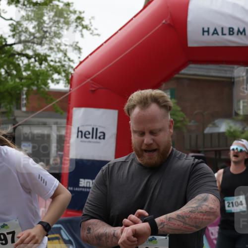 10.05.2026 - 8. Wedeler Halbmarathon Yannick Fuchs http://msf.ph/oto/9726117 10.05.2026 11:39:12 Ziel 2097, 2104, 2113 meine-sportfotos.de