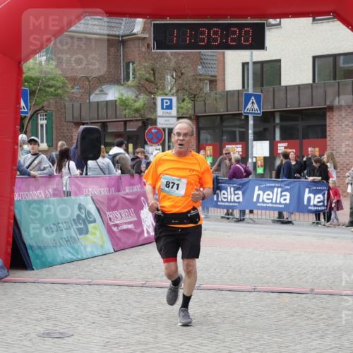 10.05.2026 - 8. Wedeler Halbmarathon Yannick Fuchs http://msf.ph/oto/9726176 10.05.2026 11:39:18 Ziel 871 meine-sportfotos.de