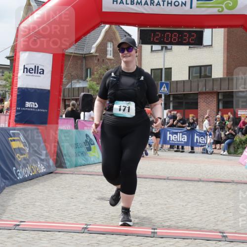 10.05.2026 - 8. Wedeler Halbmarathon Yannick Fuchs http://msf.ph/oto/9726186 10.05.2026 12:08:30 Ziel 171, 254, 376, 384, 1002 meine-sportfotos.de