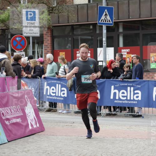 10.05.2026 - 8. Wedeler Halbmarathon Yannick Fuchs http://msf.ph/oto/9726216 10.05.2026 11:39:30 Ziel 750 meine-sportfotos.de