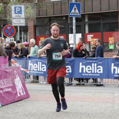 10.05.2026 - 8. Wedeler Halbmarathon Yannick Fuchs http://msf.ph/oto/9726221 10.05.2026 11:39:31 Ziel 750 meine-sportfotos.de