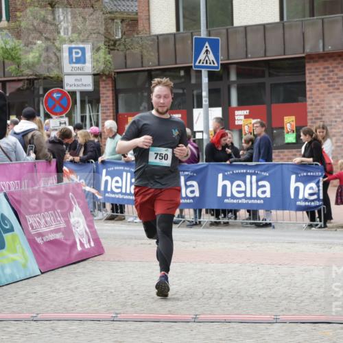 10.05.2026 - 8. Wedeler Halbmarathon Yannick Fuchs http://msf.ph/oto/9726225 10.05.2026 11:39:31 Ziel 750 meine-sportfotos.de