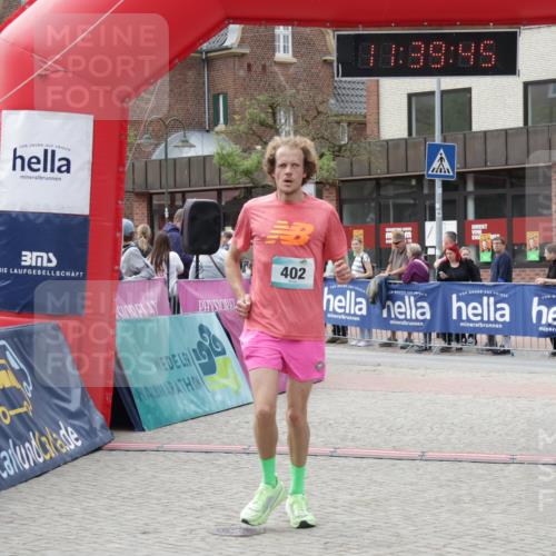 10.05.2026 - 8. Wedeler Halbmarathon Yannick Fuchs http://msf.ph/oto/9726327 10.05.2026 11:39:44 Ziel 124, 402, 585, 844, 2011 meine-sportfotos.de
