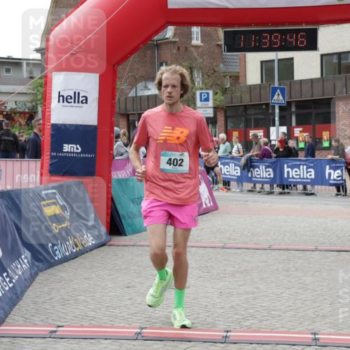 10.05.2026 - 8. Wedeler Halbmarathon Yannick Fuchs http://msf.ph/oto/9726340 10.05.2026 11:39:44 Ziel 124, 402, 585, 844, 2011 meine-sportfotos.de