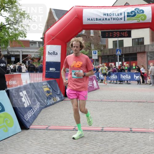 10.05.2026 - 8. Wedeler Halbmarathon Yannick Fuchs http://msf.ph/oto/9726348 10.05.2026 11:39:45 Ziel 402, 585, 844, 2011 meine-sportfotos.de