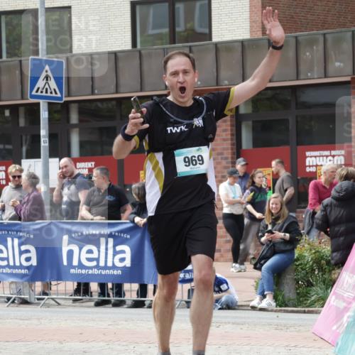 10.05.2026 - 8. Wedeler Halbmarathon Yannick Fuchs http://msf.ph/oto/9726350 10.05.2026 12:08:53 Ziel 431, 969 meine-sportfotos.de