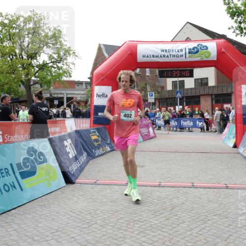 10.05.2026 - 8. Wedeler Halbmarathon Yannick Fuchs http://msf.ph/oto/9726352 10.05.2026 11:39:45 Ziel 402, 585, 844, 2011 meine-sportfotos.de