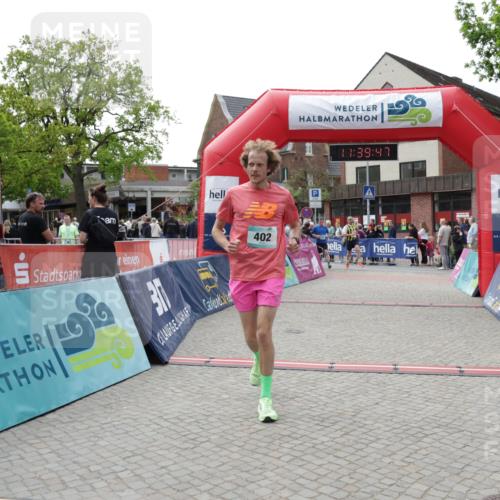 10.05.2026 - 8. Wedeler Halbmarathon Yannick Fuchs http://msf.ph/oto/9726357 10.05.2026 11:39:45 Ziel 402, 585, 844, 2011 meine-sportfotos.de