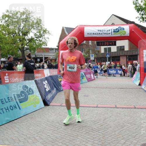10.05.2026 - 8. Wedeler Halbmarathon Yannick Fuchs http://msf.ph/oto/9726361 10.05.2026 11:39:45 Ziel 402, 585, 844, 2011 meine-sportfotos.de