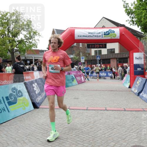 10.05.2026 - 8. Wedeler Halbmarathon Yannick Fuchs http://msf.ph/oto/9726366 10.05.2026 11:39:45 Ziel 402, 585, 844, 2011 meine-sportfotos.de
