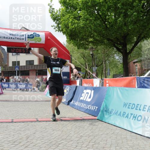 10.05.2026 - 8. Wedeler Halbmarathon Yannick Fuchs http://msf.ph/oto/9726412 10.05.2026 12:08:55 Ziel 309, 431, 969 meine-sportfotos.de