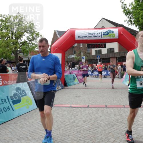 10.05.2026 - 8. Wedeler Halbmarathon Yannick Fuchs http://msf.ph/oto/9726481 10.05.2026 11:39:51 Ziel 434, 585, 844, 1028, 1054, 2011, 2058, 2175 meine-sportfotos.de