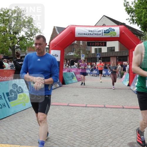 10.05.2026 - 8. Wedeler Halbmarathon Yannick Fuchs http://msf.ph/oto/9726485 10.05.2026 11:39:51 Ziel 434, 585, 844, 1028, 1054, 2011, 2058, 2175 meine-sportfotos.de