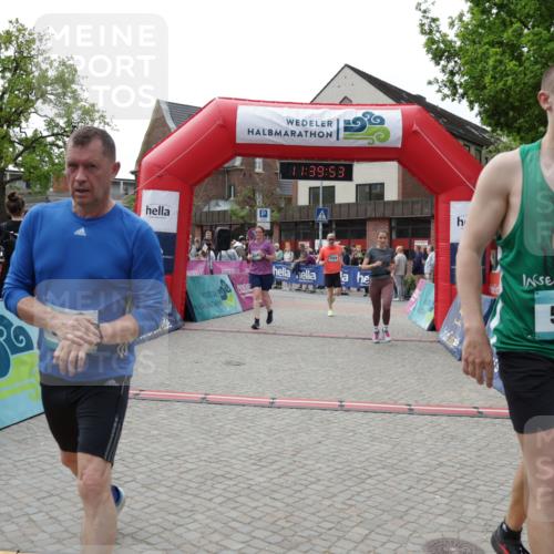 10.05.2026 - 8. Wedeler Halbmarathon Yannick Fuchs http://msf.ph/oto/9726488 10.05.2026 11:39:51 Ziel 434, 585, 844, 1028, 1054, 2011, 2058, 2175 meine-sportfotos.de