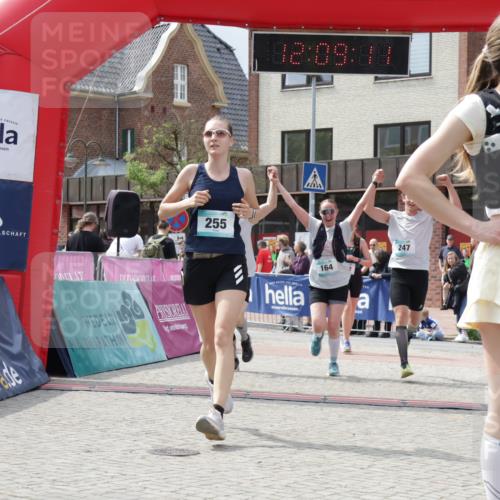 10.05.2026 - 8. Wedeler Halbmarathon Yannick Fuchs http://msf.ph/oto/9726610 10.05.2026 12:09:09 Ziel 132, 164, 165, 247, 255, 483, 762 meine-sportfotos.de