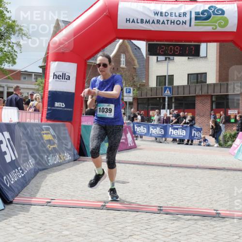 10.05.2026 - 8. Wedeler Halbmarathon Yannick Fuchs http://msf.ph/oto/9726722 10.05.2026 12:09:15 Ziel 164, 165, 247, 255, 762, 1039 meine-sportfotos.de