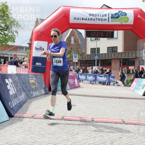 10.05.2026 - 8. Wedeler Halbmarathon Yannick Fuchs http://msf.ph/oto/9726726 10.05.2026 12:09:15 Ziel 164, 165, 247, 255, 762, 1039 meine-sportfotos.de