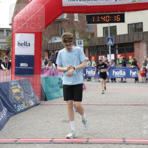 10.05.2026 - 8. Wedeler Halbmarathon Yannick Fuchs http://msf.ph/oto/9726873 10.05.2026 11:40:14 Ziel 275, 628, 817, 1029 meine-sportfotos.de
