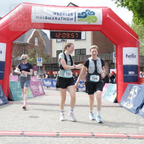 10.05.2026 - 8. Wedeler Halbmarathon Yannick Fuchs http://msf.ph/oto/9726926 10.05.2026 12:09:55 Ziel 133, 134, 208 meine-sportfotos.de