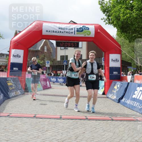 10.05.2026 - 8. Wedeler Halbmarathon Yannick Fuchs http://msf.ph/oto/9726935 10.05.2026 12:09:55 Ziel 133, 134, 208 meine-sportfotos.de