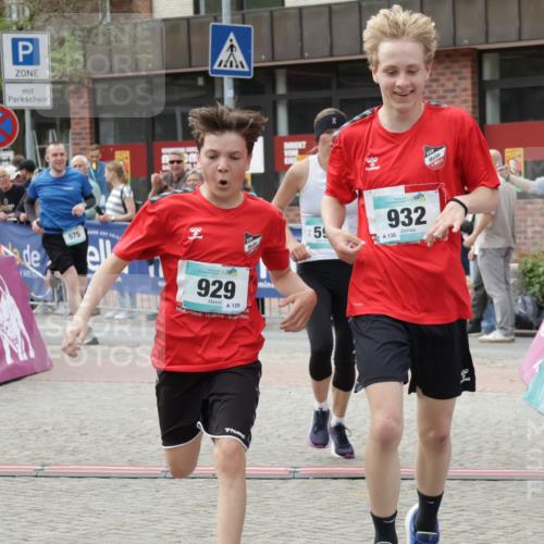10.05.2026 - 8. Wedeler Halbmarathon Yannick Fuchs http://msf.ph/oto/9726999 10.05.2026 11:40:25 Ziel 592, 593, 697, 929, 932, 975, 2053 meine-sportfotos.de