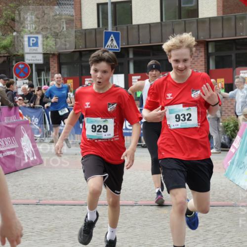 10.05.2026 - 8. Wedeler Halbmarathon Yannick Fuchs http://msf.ph/oto/9727004 10.05.2026 11:40:25 Ziel 592, 593, 697, 929, 932, 975, 2053 meine-sportfotos.de