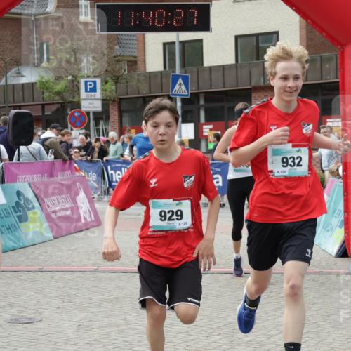 10.05.2026 - 8. Wedeler Halbmarathon Yannick Fuchs http://msf.ph/oto/9727015 10.05.2026 11:40:26 Ziel 592, 593, 697, 929, 932, 975 meine-sportfotos.de